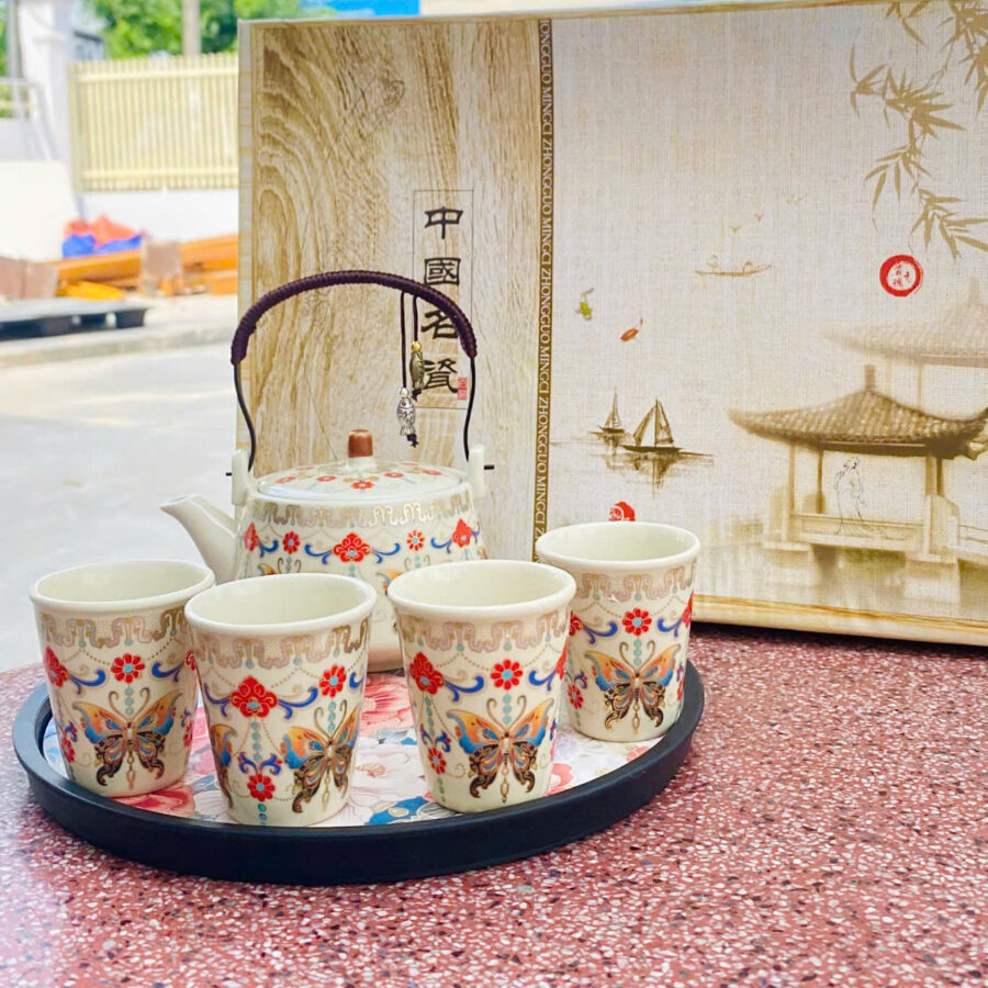 Bộ ấm trà sứ hoa văn kèm đế